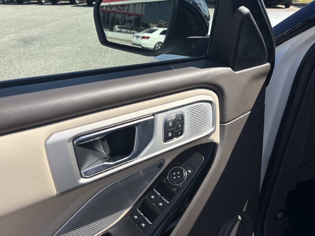 Used 2022 Ford Explorer Platinum w/ Equipment Group 601A AWD/4WD image 12