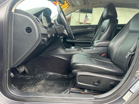 Used 2016 Chrysler 300 C RWD image 6