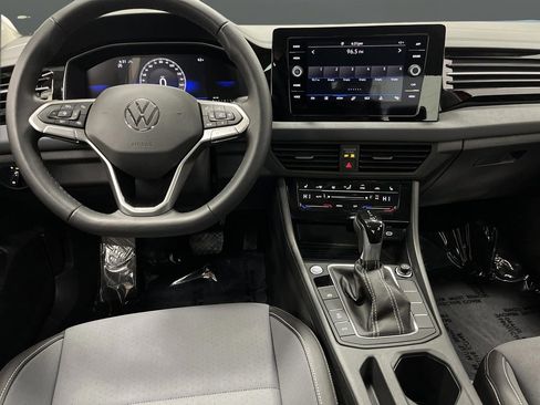 Used 2025 Volkswagen Jetta SE image 5