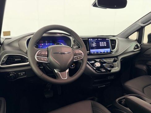 Used 2025 Chrysler Pacifica Select FWD image 15