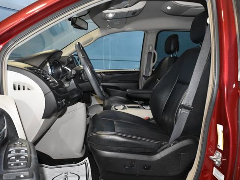 Used 2016 Chrysler Town & Country Touring FWD image 6