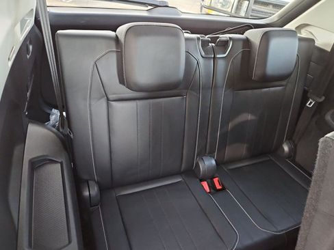 Used 2023 Volkswagen Tiguan SE w/ Panoramic Sunroof Package FWD image 19