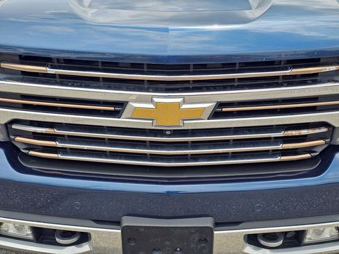 Used 2021 Chevrolet Silverado 1500 High Country w/ Technology Package AWD/4WD image 3