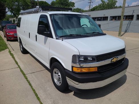 Used 2018 Chevrolet Express 2500 Extended image 9