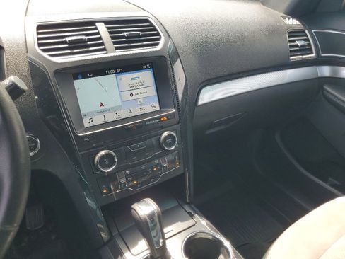 Used 2017 Ford Explorer XLT w/ Equipment Group 202A AWD/4WD image 18