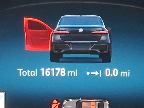 Used 2023 BMW 740i w/ Parking Assistance Package image 21