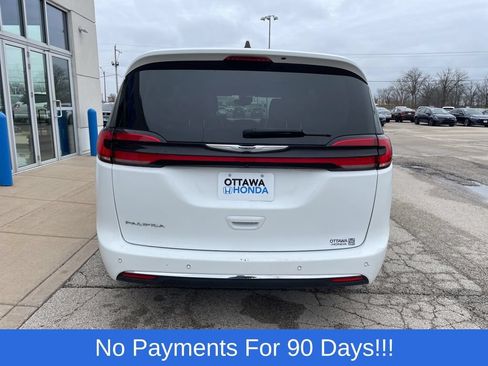 Used 2023 Chrysler Pacifica Touring-L FWD image 7