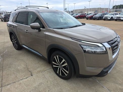 Certified 2024 Nissan Pathfinder Platinum image 9