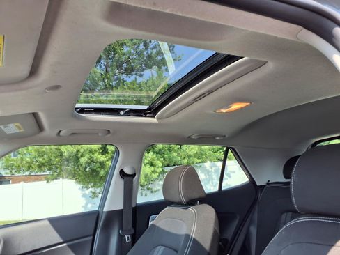 Used 2025 Hyundai Venue SEL FWD image 19