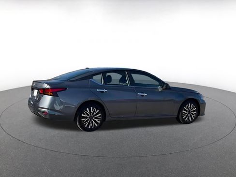 Used 2025 Nissan Altima 2.5 SV image 12