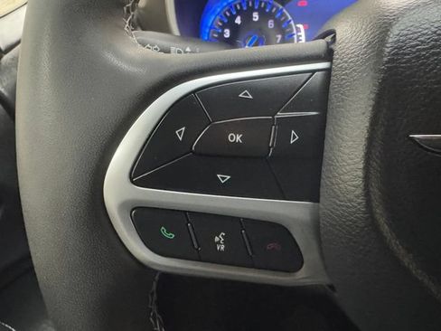 Used 2025 Chrysler Pacifica Select FWD image 17