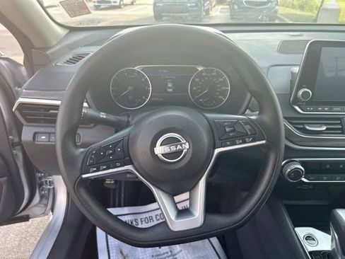 Used 2025 Nissan Altima 2.5 SV FWD image 16
