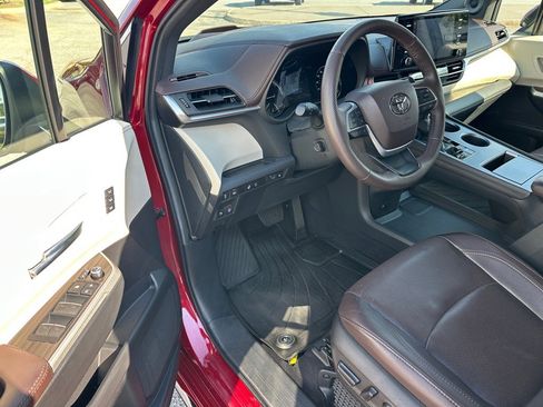 Used 2024 Toyota Sienna Platinum image 9