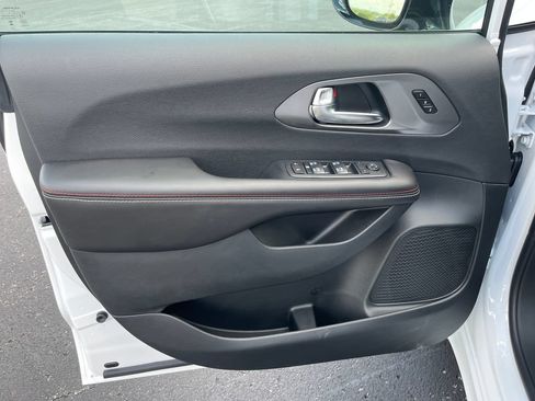 New 2027 Chrysler Pacifica Select FWD image 11