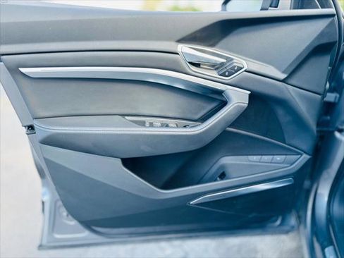 Used 2022 Audi e-tron Premium Plus w/ Premium Plus Package image 17
