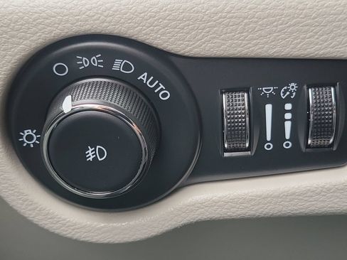 Used 2024 Chrysler Pacifica Limited FWD image 19
