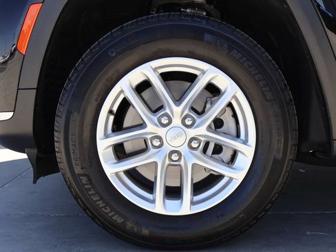 Used 2025 Jeep Grand Cherokee L Laredo RWD image 8