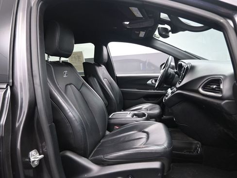 Used 2020 Chrysler Pacifica Touring-L Plus FWD image 21