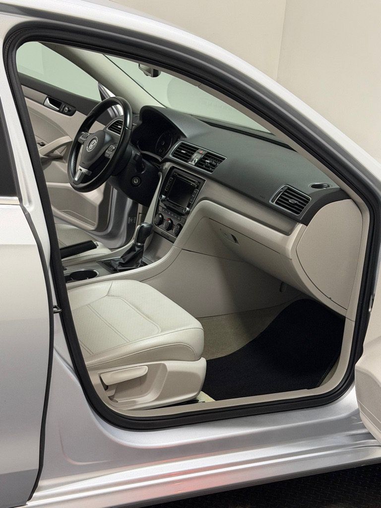Used 2014 Volkswagen Passat TDI SE FWD image 11