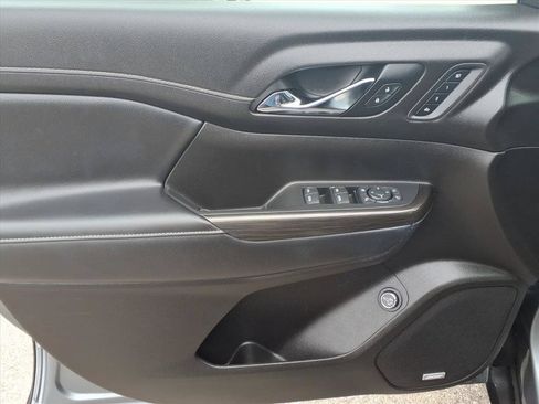 Used 2021 GMC Acadia SLT w/ Technology Package FWD image 10