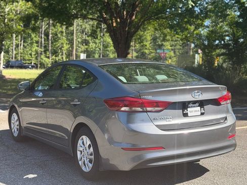 Used 2018 Hyundai Elantra SE w/ Cargo Package FWD image 3