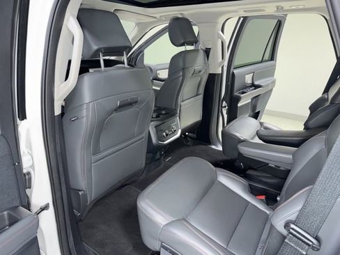 Used 2025 Ford Expedition Active AWD/4WD image 27