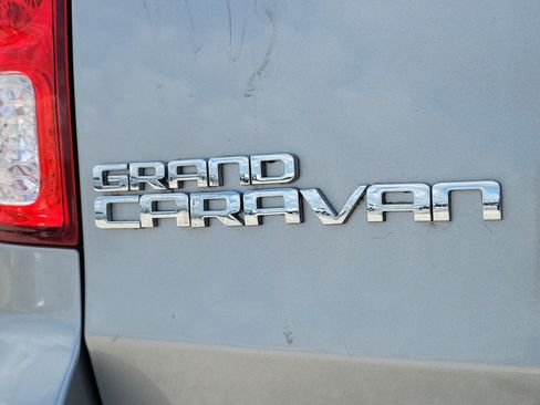 Used 2019 Dodge Grand Caravan SE w/ UConnect Hands-Free Group FWD image 8