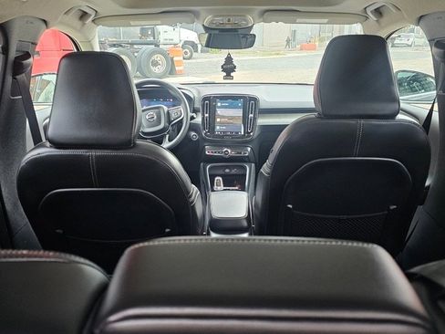 Certified 2025 Volvo XC40 B5 Plus image 8