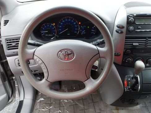 Used 2010 Toyota Sienna LE FWD image 18