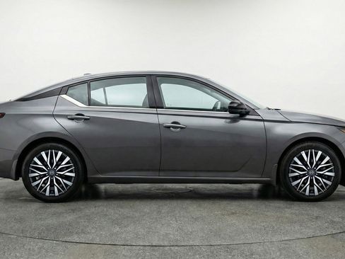 Used 2025 Nissan Altima 2.5 SV FWD image 11