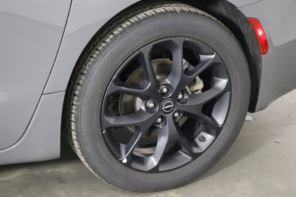 Used 2025 Chrysler Pacifica Limited FWD image 41