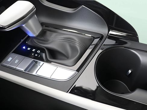 New 2025 Hyundai Elantra Limited FWD image 21