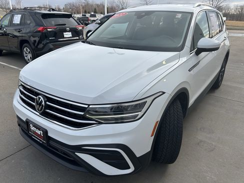 Used 2022 Volkswagen Tiguan SE image 3