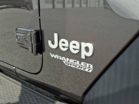 Used 2018 Jeep Wrangler Sport AWD/4WD image 29