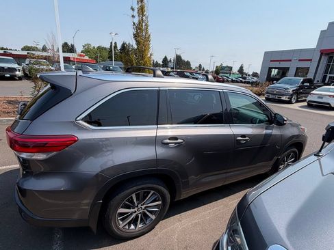 Used 2017 Toyota Highlander XLE AWD/4WD image 7