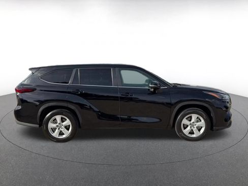 Used 2025 Toyota Highlander LE FWD image 13