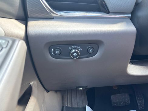 Used 2018 Chevrolet Traverse Premier w/ Driver Confidence II Package FWD image 15