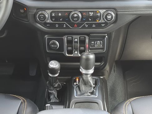 Used 2024 Jeep Wrangler Unlimited Sahara w/ Technology Group AWD/4WD image 17