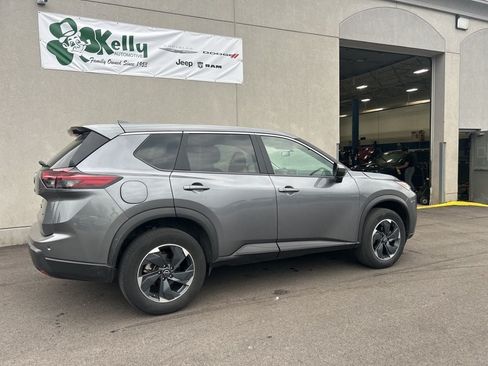 Used 2025 Nissan Rogue SV AWD/4WD image 2