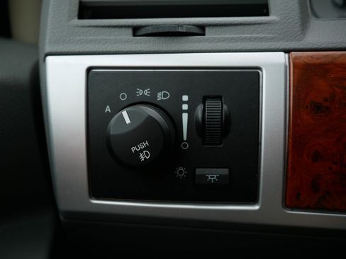 Used 2009 Chrysler Town & Country Touring w/ Heated Seat Group image 25