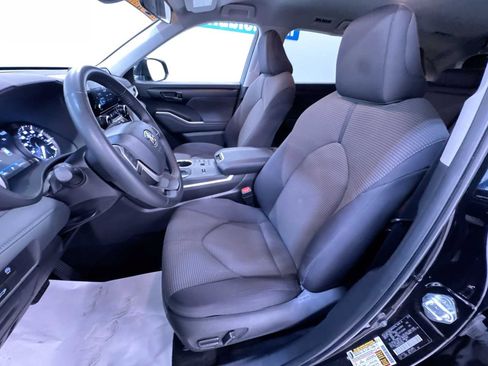 Used 2025 Toyota Highlander LE FWD image 14