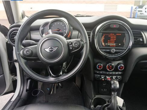 Used 2018 MINI Cooper 4-Door Hardtop image 5