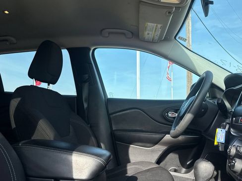 Used 2020 Jeep Cherokee Latitude FWD image 28