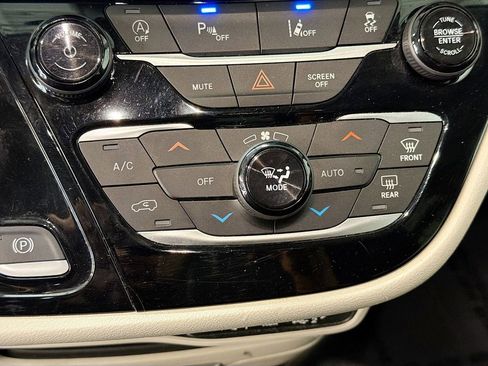 Used 2023 Chrysler Voyager LX FWD image 14