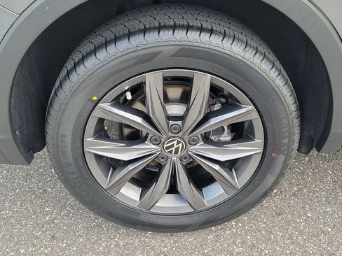 Certified 2022 Volkswagen Tiguan SE FWD image 5