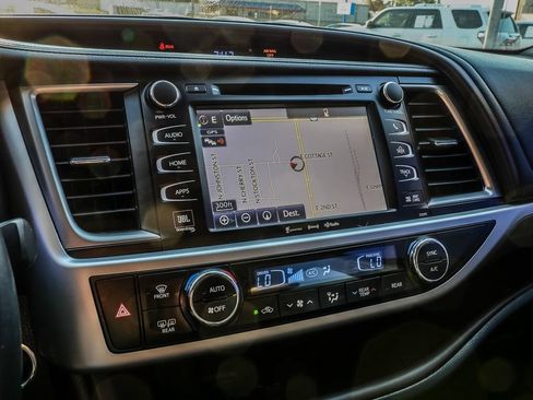 Used 2019 Toyota Highlander Limited w/ Carpet Mat Package (TMS) AWD/4WD image 43
