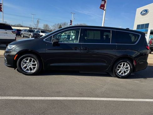 Used 2023 Chrysler Pacifica Touring-L FWD image 5