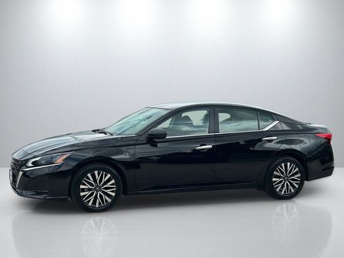 Used 2025 Nissan Altima 2.5 SV FWD image 8