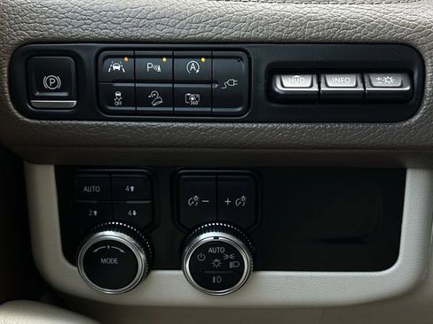 Used 2022 GMC Yukon XL Denali AWD/4WD image 26