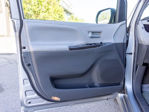 Used 2018 Toyota Sienna XLE image 9